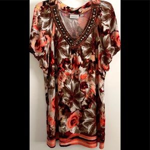 Avenue 1/2 sleeved, beautifully Vneck top is colorful &  NTBN cond. Soft/Bright